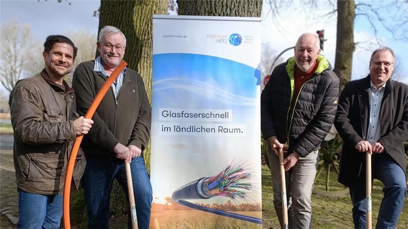 Das offizielle Bild zum Spatenstich: Utz Wilke (von links), Jörg Müller, Uli Schumacher und Matthias Hartlef.