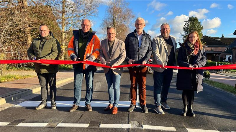 Das offizielle Foto der Freigabe: Martin Bormann, Jens Stehmeier (beide Firma Winkler), Landrat Kai Seefried, Ortsvorsteher Heinrich Bröhan, Erster Stadtrat Ralf Dessel und Kreisbaurätin Madeleine Pönitz.