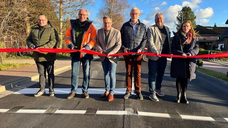 Einstimmig: Die ganze FWG will Kai Seefried als nächsten Landrat Das offizielle Foto der Freigabe der sanierten Kreisstraße in Dammhausen: Martin Bormann, Jens Stehmeier (beide Firma Winkler), Landrat Kai Seefried, Ortsvorsteher Heinrich Bröhan, Erster Stadtrat Ralf Dessel und Kreisbaurätin Madeleine Pönitz.
