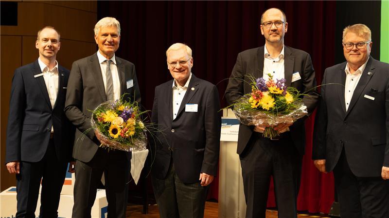 Roastbeef und Rendite: So läuft die Volksbank-Versammlung im Stadeum Das offizielle Foto nach der Versammlung (von links): Die Vorstände Daniel Hollung und Ulrich Sievert, Aufsichtsratsvorsitzender Axel Lohse sowie Dr. Stephan Brune und Detlef Schnirring vom Aufsichtsrat.