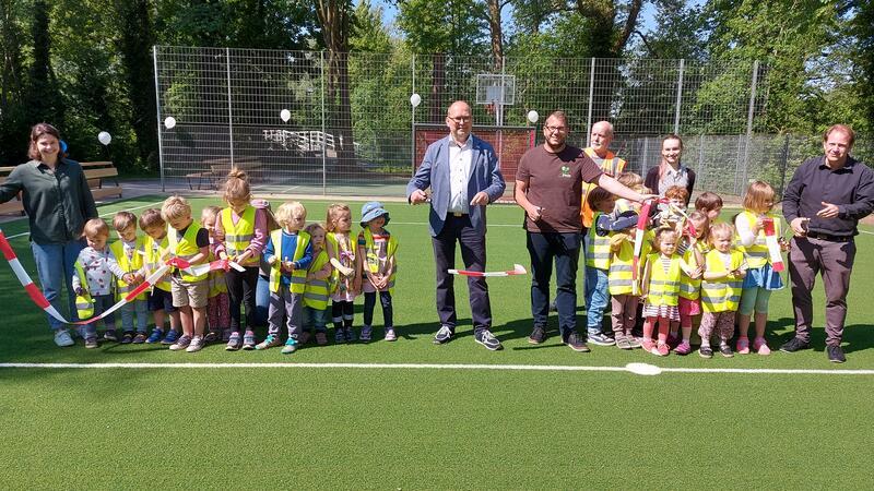 Das offizielle Foto zur Eröffnung mit Kindergartenkindern mit Vertretern der Baufirmen und Rathaus-Mitarbeitern.