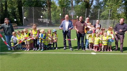Das offizielle Foto zur Eröffnung mit Kindergartenkindern mit Vertretern der Baufirmen und Rathaus-Mitarbeitern.