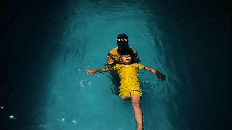 Das palästinensische Mädchen Miral al-Babli, das nach einer Verwundung im Krieg ein Bein verloren hat, nimmt am Schwimmtraining teil.