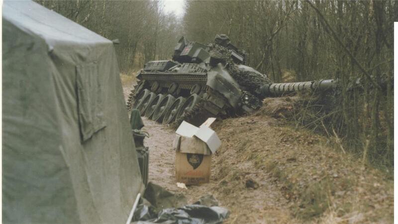 Husarenritt ins Stellingsmoor: 1984 bleiben britische Panzer bei Zeven stecken Das passiert, wenn man mit einem 50-Tonner bei Temperaturen über null Grad ins Moor fährt. Bis der britische Chieftain geborgen war, hatten Wachsoldaten daneben zu biwakieren.