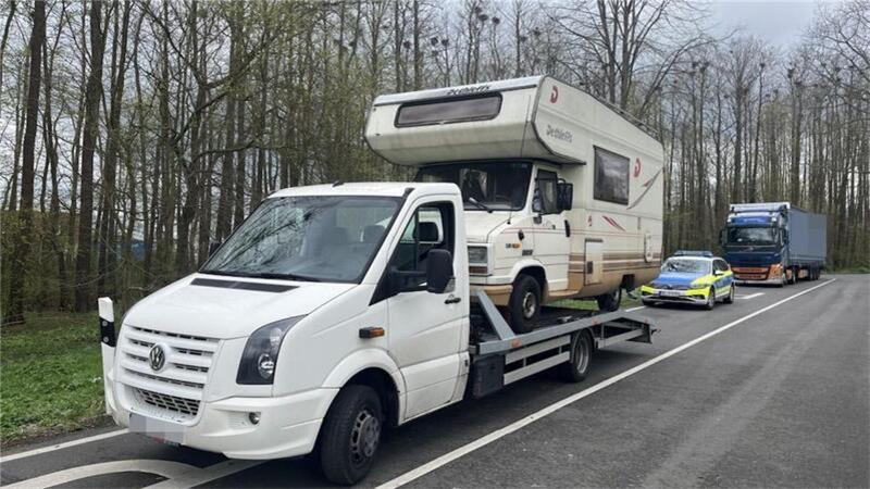 Hoffnungslos überladen: Polizei stoppt Transporter mit Wohnmobil "Das passte schon rein optisch nicht": Diesen Transporter mit Wohnmobil auf der Ladefläche stoppte die Polizei am Dienstag. Foto: Polizei