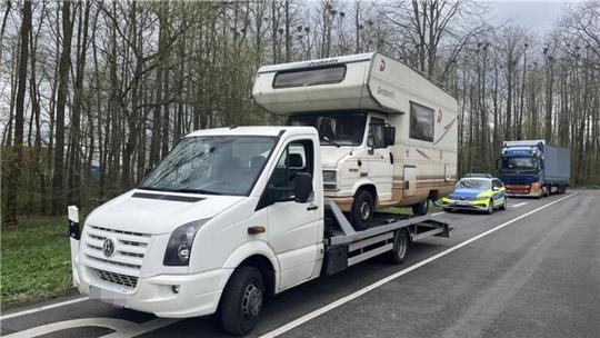 "Das passte schon rein optisch nicht": Diesen Transporter mit Wohnmobil auf der Ladefläche stoppte die Polizei am Dienstag. Foto: Polizei