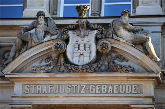 Das prachtvolle Steinportal mit Hamburg-Wappen und zwei Steinfiguren über dem Haupteingang zum Strafjustizgebäude des Landgerichts Hamburg. Dort starten noch vor Weihnachten drei Prozesse wegen Mordes und Totschlags. Foto: picture alliance / Christian Charisius/dpa