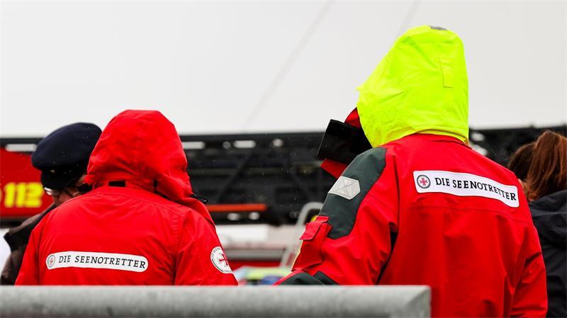 Tag der Seenotretter lockt zahlreiche Besucher an Das regnerische Wetter tat den Veranstaltungen keinen Abbruch.