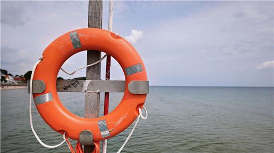 Das reine Entwenden eines Rettungsrings ist laut Polizei zunächst Diebstahl - werden dadurch aber Menschen gefährdet, könnten zusätzlich schwerere Delikte hinzukommen. (Symbolbild)