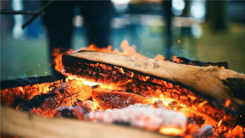 Raucharoma und Zeit: Himmelpfortener gibt Tipps fürs Grillen im Smoker Das richtige Holz produziert den richtigen Rauch und Glut.