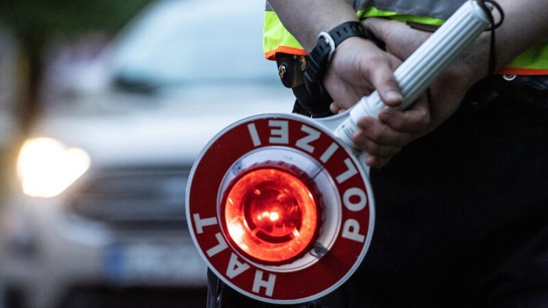 Erschreckende Unfallstatistik: Polizei Stade reagiert mit Großkontrollen Ein Polizist hält bei einer Verkehrskontrolle eine Winkerkelle in der Hand.