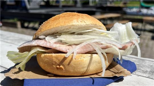 Das richtige maritime Umfeld fürs Matjesbrötchen: der Stadthafen in der Stader Innenstadt.