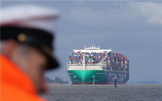 Das riesige Containerschiff „CMA CGM Jacques Saadé“ passiert auf der Elbe den Anleger Teufelsbrück (Archivbild). Foto: Marcus Brandt/dpa