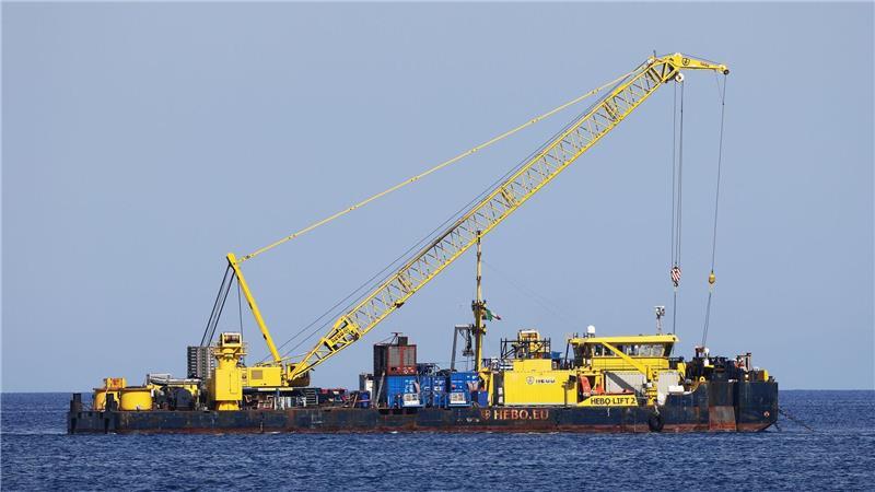 Das riesige Schiff, das vor der italienischen Mittelmeerinsel in etwa 50 Metern Tiefe liegt, soll bis Mitte Juni nach oben gebracht werden. 