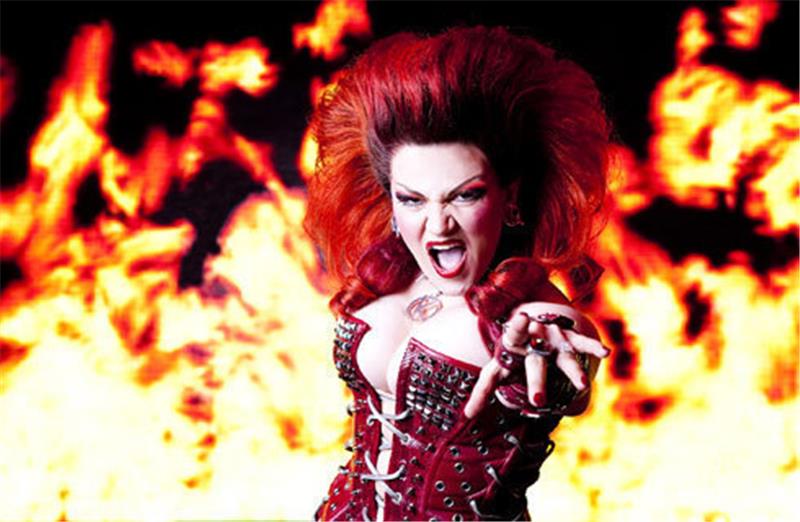 Das rockt: Eine der Darstellerinnen im Queen-Musical „We will rock you“. Foto  Thommy Mardo