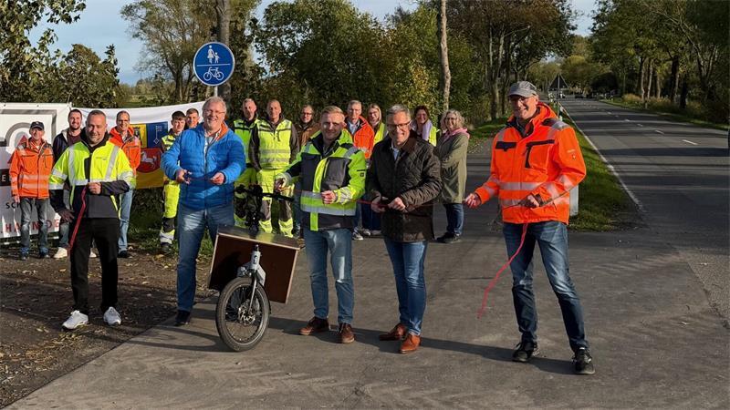 Das rote Band wird durchschnitten: Der Radweg nach Krautsand wird damit offiziell freigegeben.