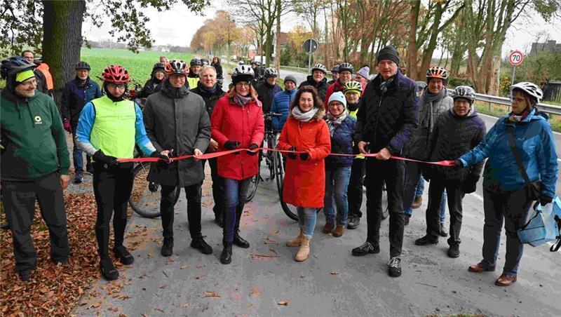 An Raserstrecke: Endlich sicher von Dorf zu Dorf radeln Das rote Band wird zerschnitten.