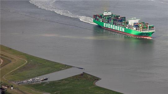 Das rund 400 Meter lange Containerschiff „Ever Art“ der Reederei Evergreen passiert von der Nordsee aus kommend Altenbruch auf der Fahrt Richtung Hamburger Hafen.
