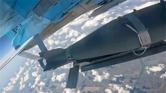 Das russische Militär wirft die Gleitbomben vom Flugzeug aus ab. (Archivbild)