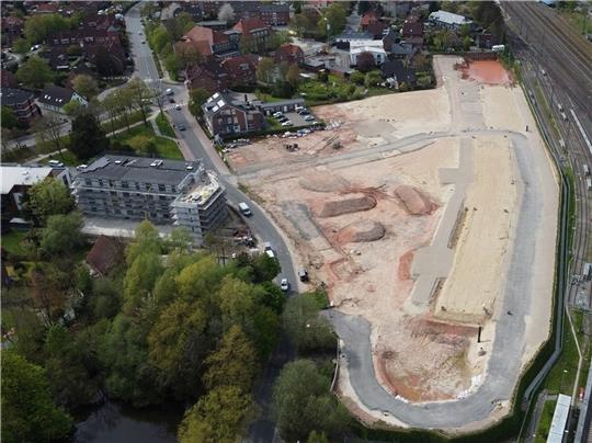Das sanierte Grundstück direkt an den Bahngleisen (rechts) ist für die Bebauung mit Wohnungen vorbereitet. Fotos: HIT