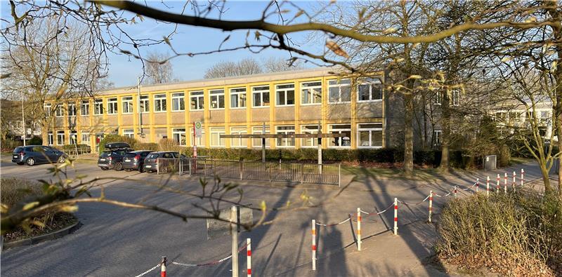 Buxtehuder Schulleiter schlagen Alarm - Neue Pläne für Haupt- und Realschule Das schimmelbelastete Gebäude der Hauptschule soll für eine Übergangszeit so hergerichtet werden, dass dort wieder alle Räume genutzt werden können. Mittelfristig spricht vieles für einen Abriss des Gebäudes.