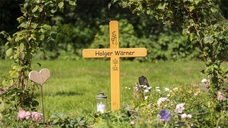 Tabu Sterbehilfe: Wie Holger Wärner freiwillig aus dem Leben ging Das schlichte Kreuz auf dem Brameler Friedhof erinnert an einen Mann, der sich angesichts einer unheilbaren Krebserkrankung lieber für einen selbstbestimmten Tod entschieden hat.