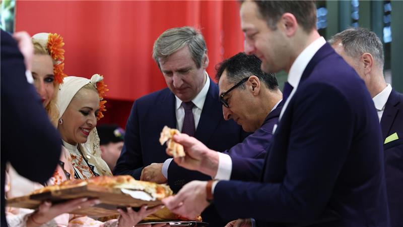 Das schmeckt! Spitzenpolitiker und -politikerinnen lassen sich seit jeher gerne von der Presse bei ihren Rundgängen auf der Grünen Woche begleiten. 