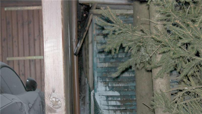 Flächen- und Holzbrand: Einsätze für die Feuerwehren in der Region Das schnelle Eingreifen der Feuerwehr konnte ein Übergreifen der Flammen auf das Carport verhindern, berichtet Feuerwehrsprecher Jürgen Bockelmann.