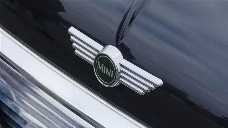 Das schwarze Cabrio der Marke "Mini" wurde auf einem Parkplatz in Horneburg beschädigt (Symbolbild).