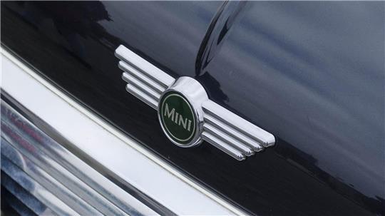 Das schwarze Cabrio der Marke "Mini" wurde auf einem Parkplatz in Horneburg beschädigt (Symbolbild).