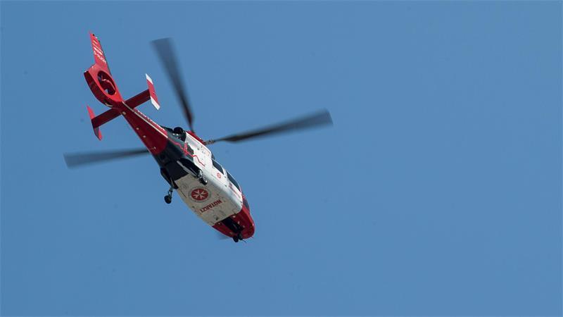 Das schwer verletzte Kleinkind sei mit dem Rettungshubschrauber ins Krankenhaus geflogen worden.