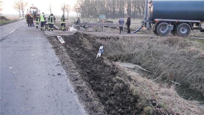 Das schwere Güllefass entwurzelt einen Baum und kippt in die wasserführende Wettern. 