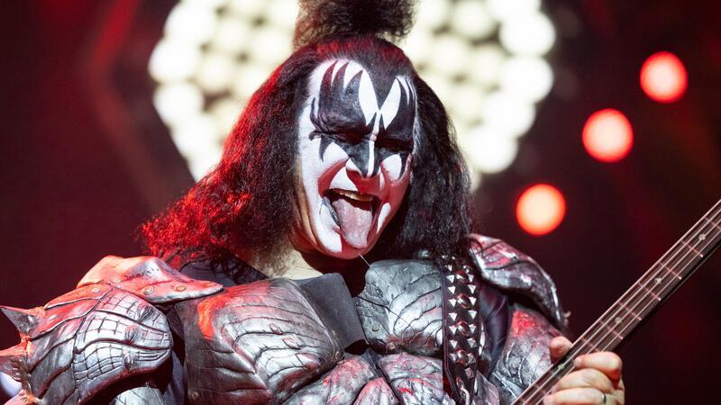 Keine Langeweile nach dem Kiss-Finale: Gene Simmons wird 75 Das schwere Kostüm wird Gene Simmons nach dem Abschied von Kiss nicht mehr tragen.