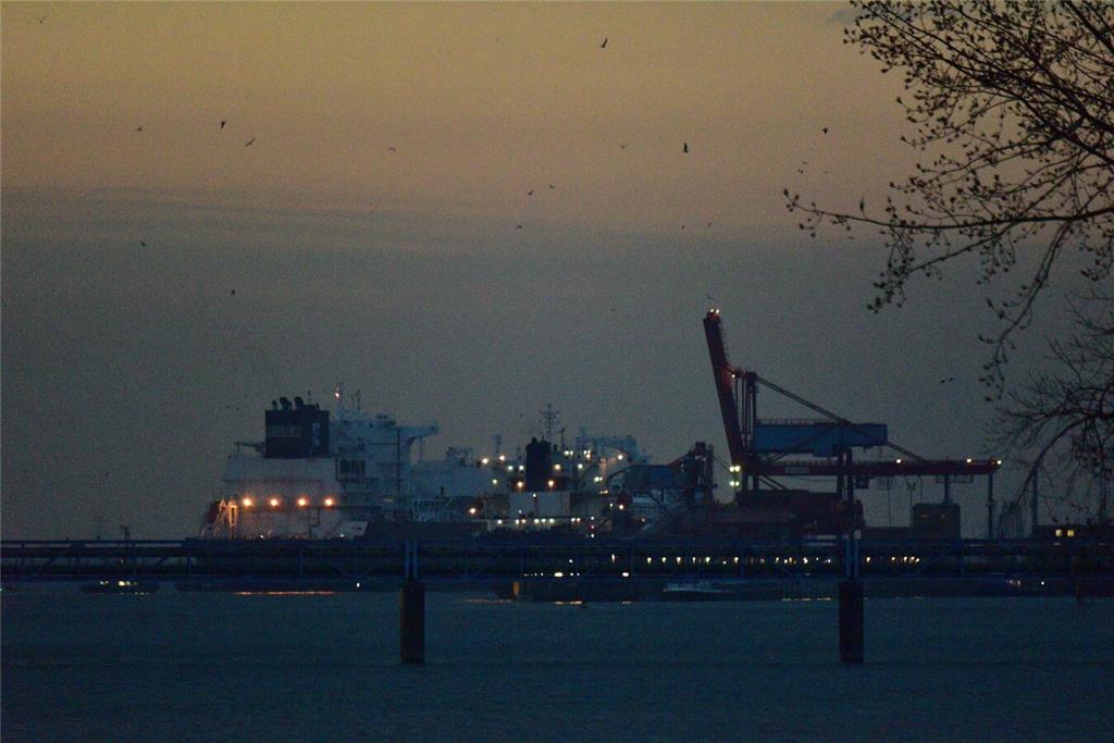 Das schwimmende LNG-Terminal „Energos Force“ am Freitagmorgen auf dem Weg in den...