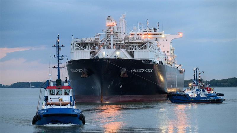 Das schwimmende LNG-Terminal Energos Force, hier beim Anlegen im Industriehafen Stade-Bützfleth.