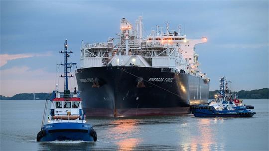 Das schwimmende LNG-Terminal Energos Force, hier beim Anlegen im Industriehafen Stade-Bützfleth.