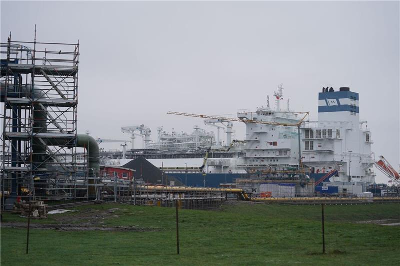 Das schwimmende LNG-Terminal «Höegh Gannet» am Anleger im Industriehafen Brunsbüttel.