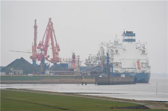 Das schwimmende LNG-Terminal «Höegh Gannet» liegt am Kai des Industriehafens. Auf dem dritten schwimmenden LNG-Terminal in Deutschland wird flüssiges Erdgas für den Transport in Pipelines aufbereitet. Foto: Marcus Brandt/dpa