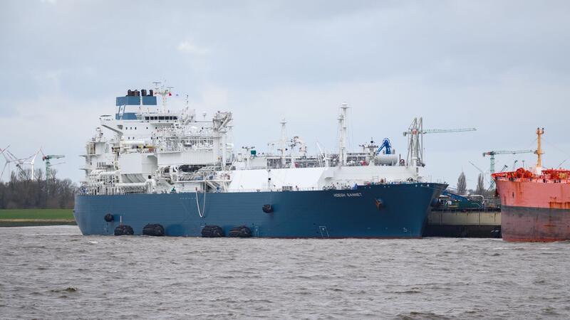 Das schwimmende LNG-Terminal Hoegh Gannet liegt im Elbehafen Brunsbüttel.