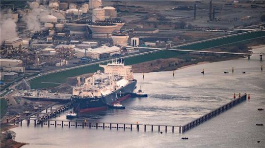 Das schwimmende LNG-Terminal ist bereits da: Die Klage des BUND bezieht sich auf das landseitige Terminal, das auf der Fläche weiter oben im Bild oben entstehen soll.