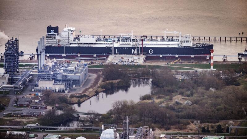 Warum das schwimmende LNG-Terminal in Stade die Polizei in Atem hält Die Energos Force hat am Anleger des Industriehafens Stade-Bützfelth festgemacht.