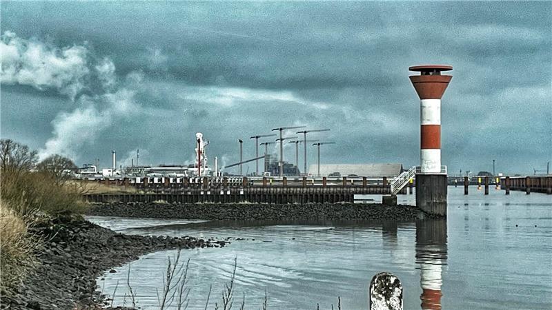 Das schwimmende Terminal liegt zurzeit nicht im Stader Energiehafen. Trotzdem tut sich einiges, wie die Kräne zeigen: Das feste Terminal ist im Bau.