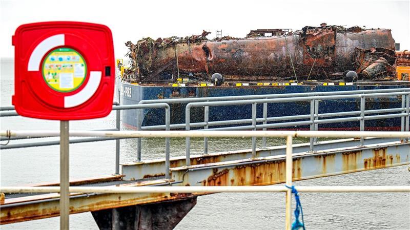 Historiker: Darum ist das U-Boot U16 gesunken Blick auf den Hafen von Cuxhaven, wo das U16-Wrack liegt.