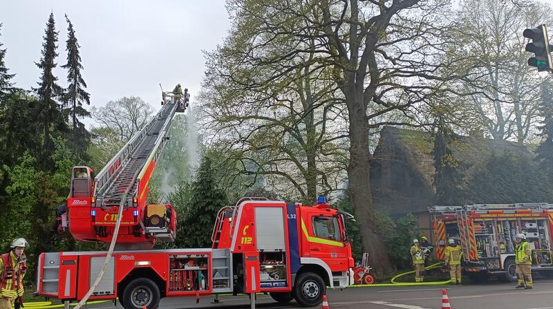 Großfeuer-Alarm an der B73: Gesamte Stader Feuerwehr im Einsatz Das seit mehr als zehn Jahren leerstehende Reetdachhaus blieb vom Feuer verschont.