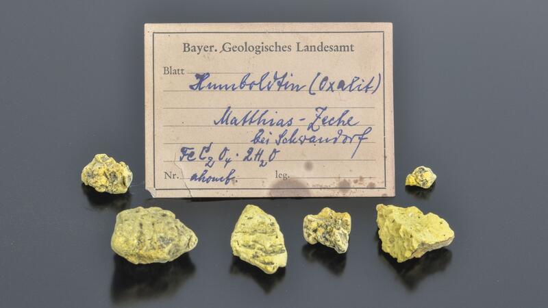 Das seltene Mineral Humboldtin besteht aus Kohlenstoff und Wasser und enthält gleichzeitig auch Eisen.