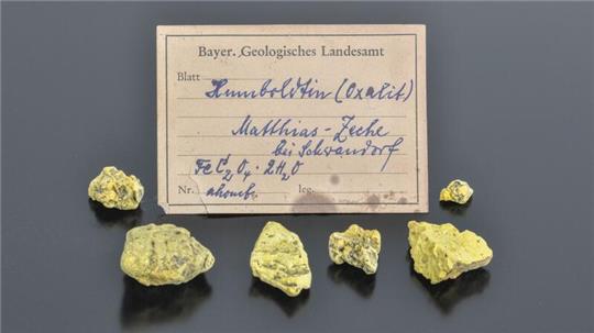 Das seltene Mineral Humboldtin besteht aus Kohlenstoff und Wasser und enthält gleichzeitig auch Eisen.