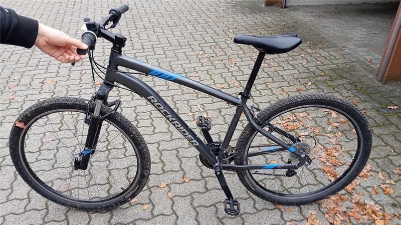 Das sichergestellte Fahrrad der Marke Decathlon.