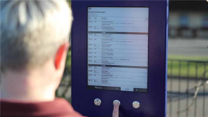 Wenn die Fahrt mit dem „Start“ zum Abenteuer wird Das sieht Frida Nitzsche zum ersten Mal: eine digitale Fahrplananzeige.