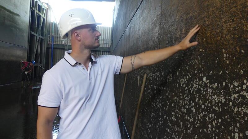 Schrubben und spachteln: Wie ein Sperrwerk trockengelegt wird Das sieht gut aus: Wasserbauingenieur Arne Cohrs ist zufrieden mit dem Zustand in der ersten Sperrwerkskammer.