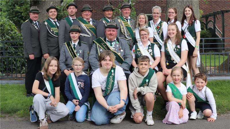 Kreis Stade: Am Wochenende gibt’s die volle Dosis Schützenfeste Das sind die aktuellen Würdenträger des Schützenvereins Estorf.